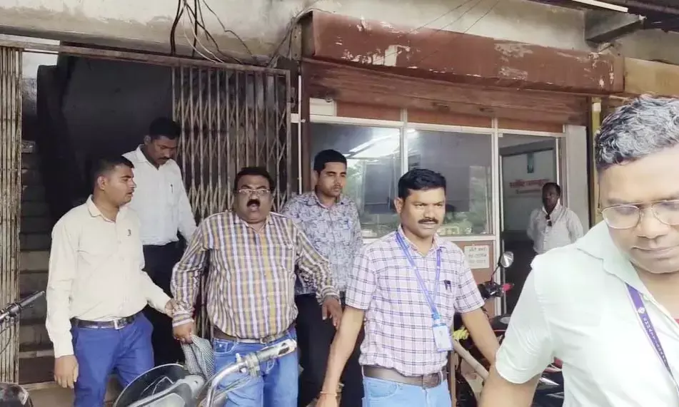 ACB का एक्शन : खैरागढ़ में पटवारी को किसान से रिश्वत लेते रंगे हाथ पकड़ा