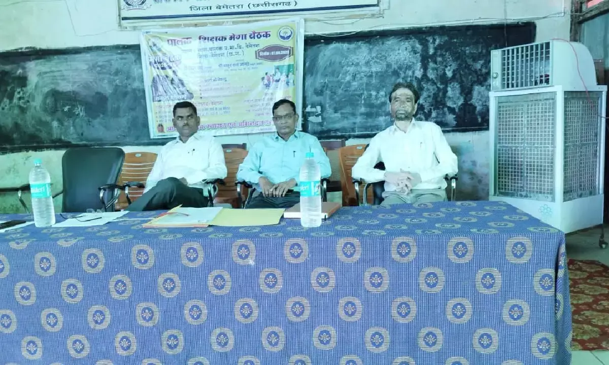 बेमेतरा शहर के शासकीय बालक उच्चतर माध्यमिक विद्यालय में मुख्यमंत्री शिक्षा गुणवत्ता वर्ष के अंतर्गत जिले के चारों विकासखंड के प्राचार्यों की बैठक ली गई।