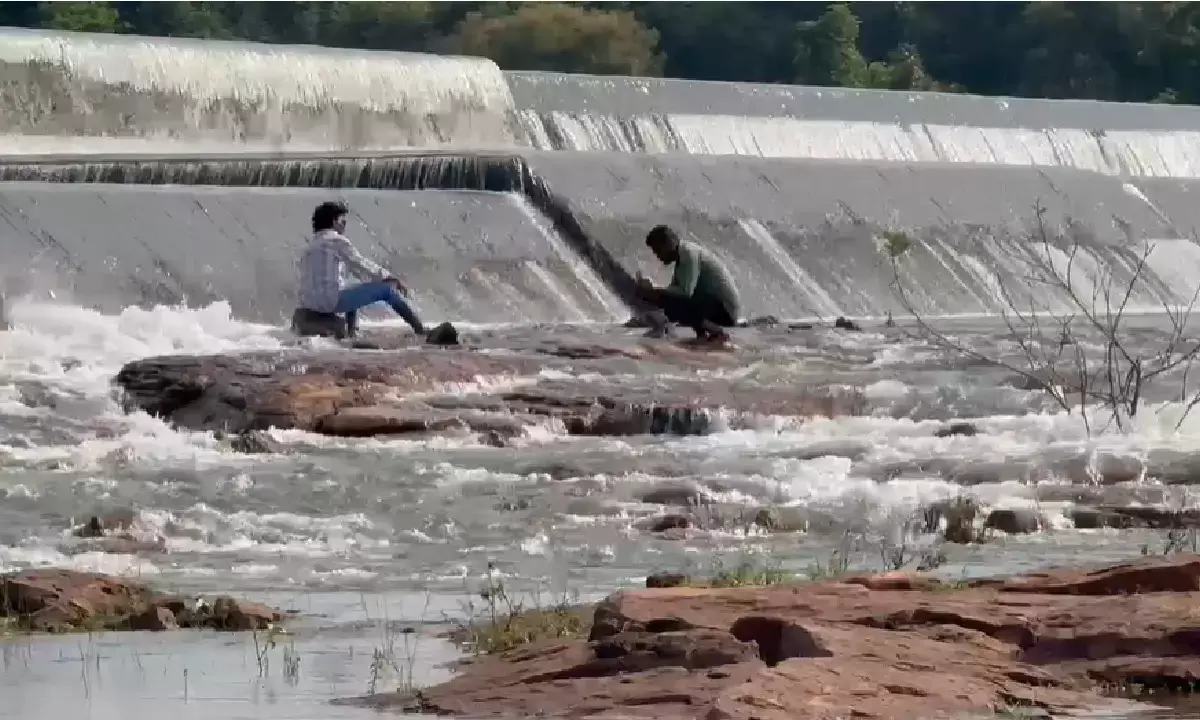 बालोद जिले के तांदुला डेम में पर्यटक जलाशय के नजदीक फोटो खिंचवा रहे हैं।
