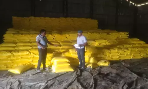 लंबे इंतजार के बाद समितियों में पहुँचा यूरिया खाद: पर्याप्त मात्रा में भंडारण नहीं होने से किसानों में अब भी असंतोष: पर्याप्त मात्रा में भंडारण नहीं होने से किसानों में अब भी असंतोष