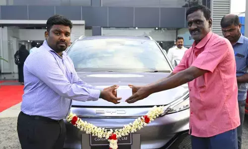 टेस्ला, BMW, BYD समेत लग्जरी इलेक्ट्रिक कारों पर बढ़ सकता है टैक्स, खरीदना हो जाएगा महंगा