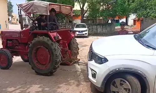 नल-जल योजना में लापरवाही : खुले पड़े हैं पीएचई के चैंबर, कारों के चक्के इनमें घुस रहे नल-जल योजना में लापरवाही : खुले पड़े हैं पीएचई के चैंबर, कारों के चक्के इनमें घुस रहे