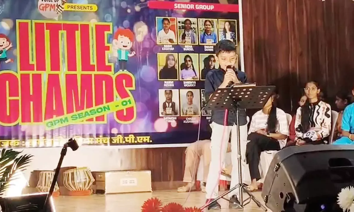 मंच पर प्रस्तुति देते हुए नन्हा कलाकार