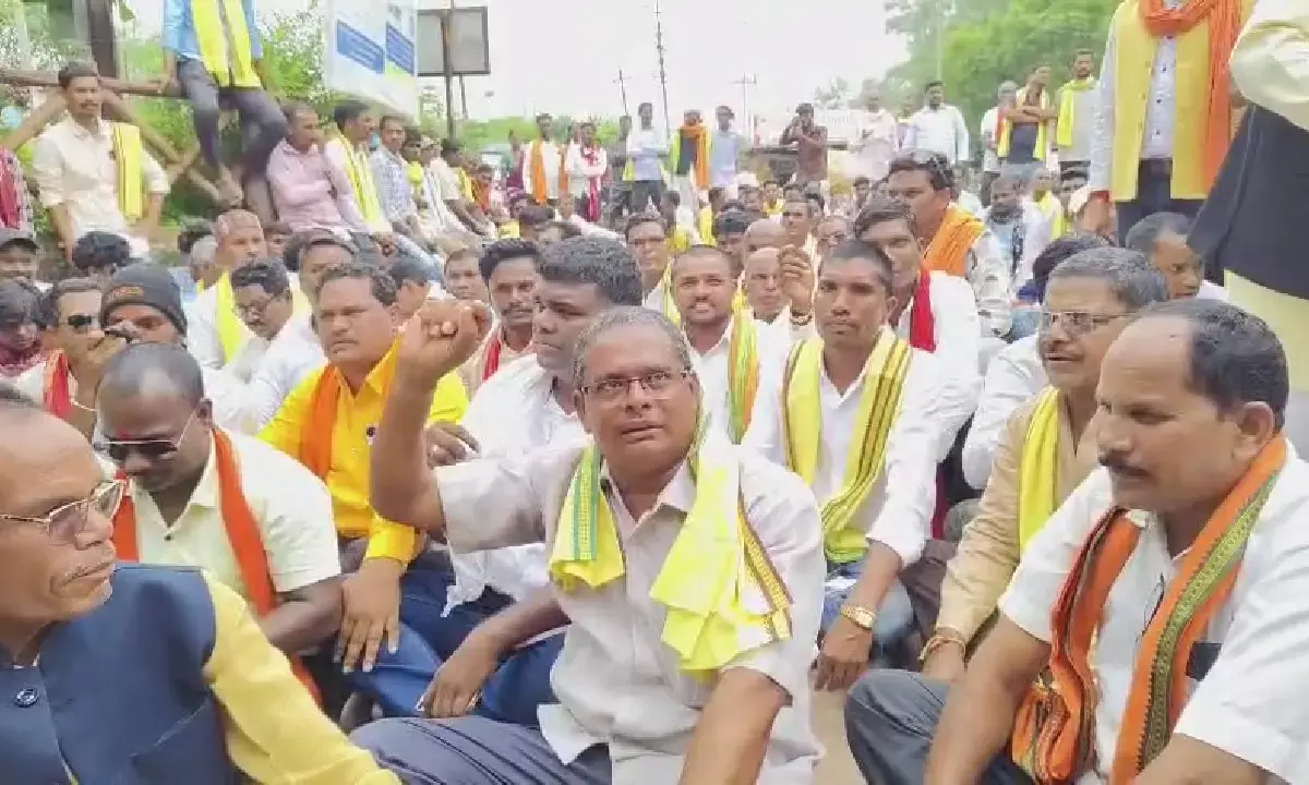 सीएम विष्णुदेव साय के पोस्टर में गोबर फेंकने को लेकर सर्व आदिवासी समाज लोग कलेक्टर कार्यालय के सामने धरने पर बैठकर कांग्रेस नेता की गिरफ्तारी की मांग कर रहे हैं।