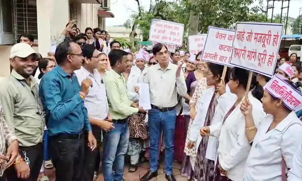 ज्ञापन सौंपते हुए