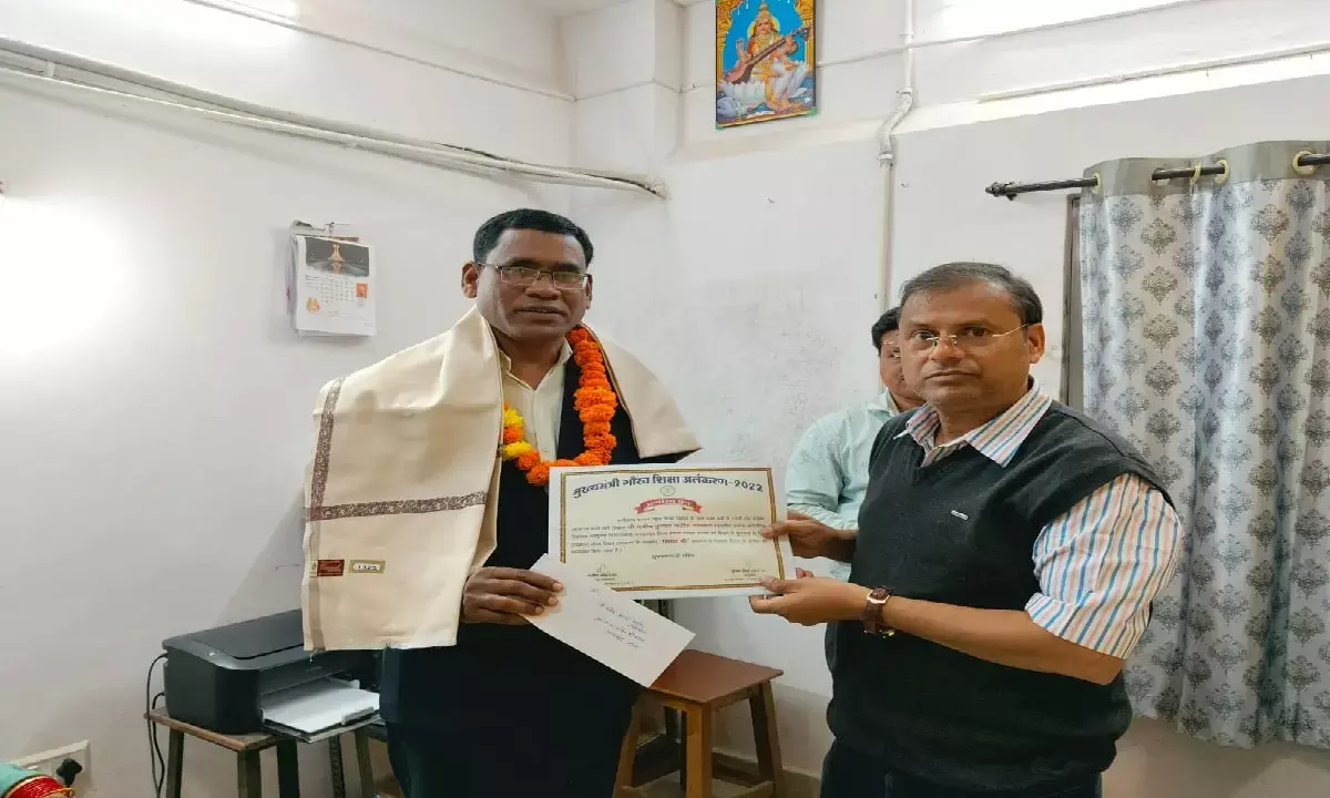 शिक्षक मनीष अहीर ने ग्रामीण परिवेश की चुनौतियों को स्वीकार कर शिक्षा को एक नई दिशा दी।