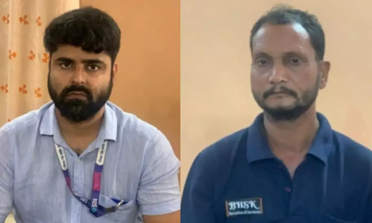 झाबुआ के खवासा गांव में रिश्वत लेते ट्रैप हुए SBI के ऋषभ शुक्ला और हीरालाल लोहार।