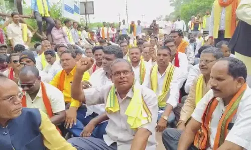 सीएम विष्णुदेव साय के पोस्टर में गोबर फेंकने को लेकर सर्व आदिवासी समाज लोग कलेक्टर कार्यालय के सामने धरने पर बैठकर कांग्रेस नेता की गिरफ्तारी की मांग कर रहे हैं।