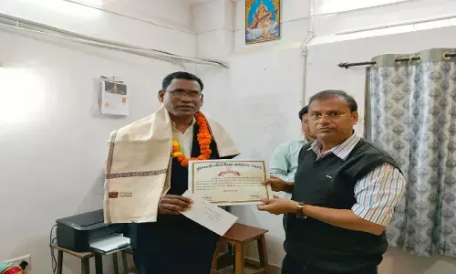 शिक्षक मनीष अहीर ने ग्रामीण परिवेश की चुनौतियों को स्वीकार कर शिक्षा को एक नई दिशा दी।