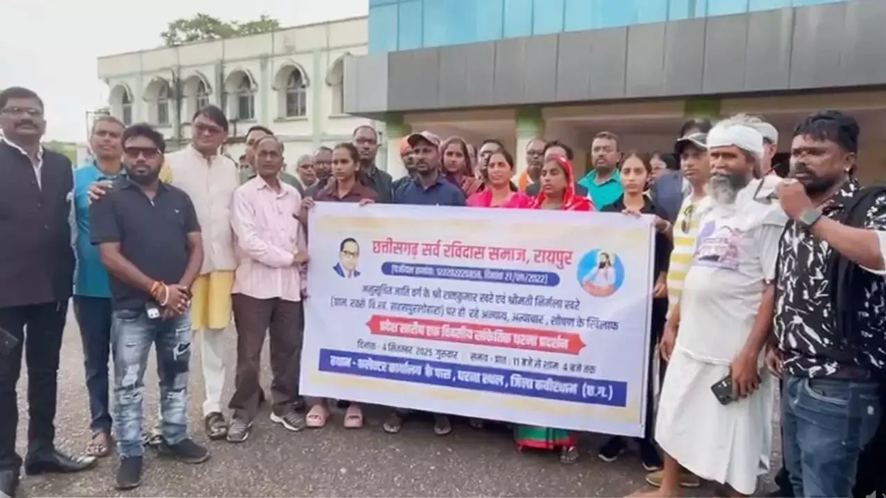 प्रदर्शन करते हुए प्रदर्शनकारी