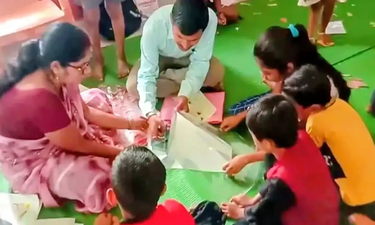 शिक्षिका किरण साहू अपने विद्यार्थियों के साथ