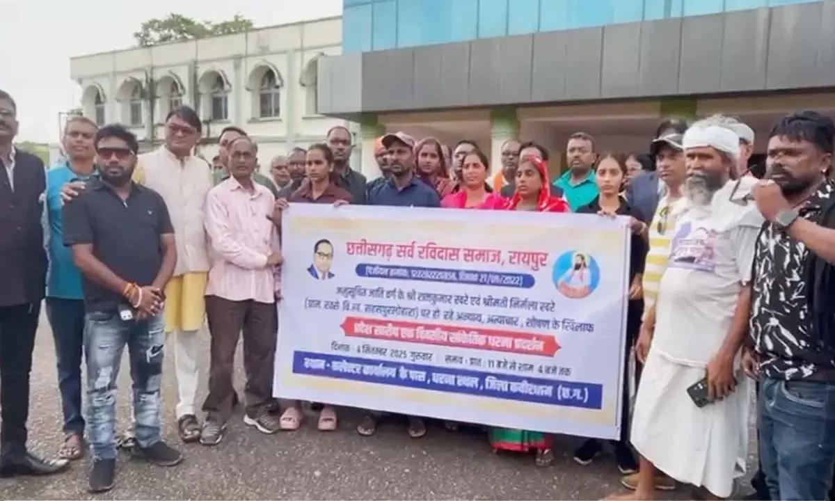 प्रदर्शन करते हुए प्रदर्शनकारी