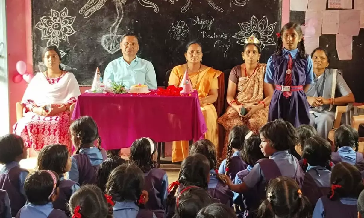 फरी स्कूल में मनाया गया शिक्षक दिवस : शिक्षिका स्मिता बोलीं - शिक्षक बच्चों के उज्जवल भविष्य की तैयार करता है नींव फरी स्कूल में मनाया गया शिक्षक दिवस : शिक्षिका स्मिता बोलीं - शिक्षक बच्चों के उज्जवल भविष्य की तैयार करता है नींव