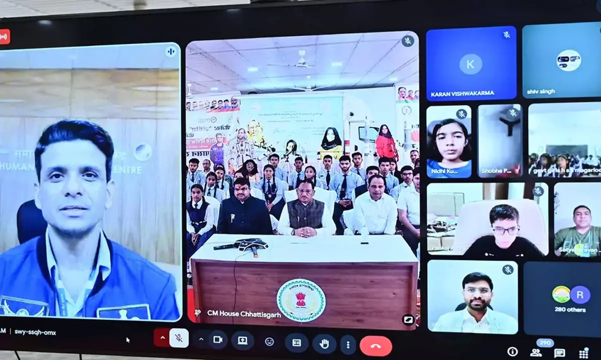 वीडियो कॉल पर अंतरिक्ष यात्री ग्रुप कैप्टन शुभांशु शुक्ला