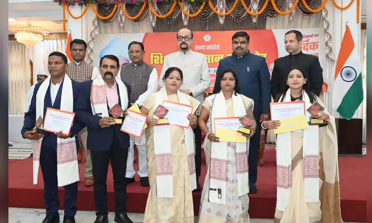 राज्य स्तरीय शिक्षक सम्मान समारोह: राज्यपाल रमेन डेका बोले-शिक्षक अपने विद्यार्थियों के लिए रोल मॉडल होता है