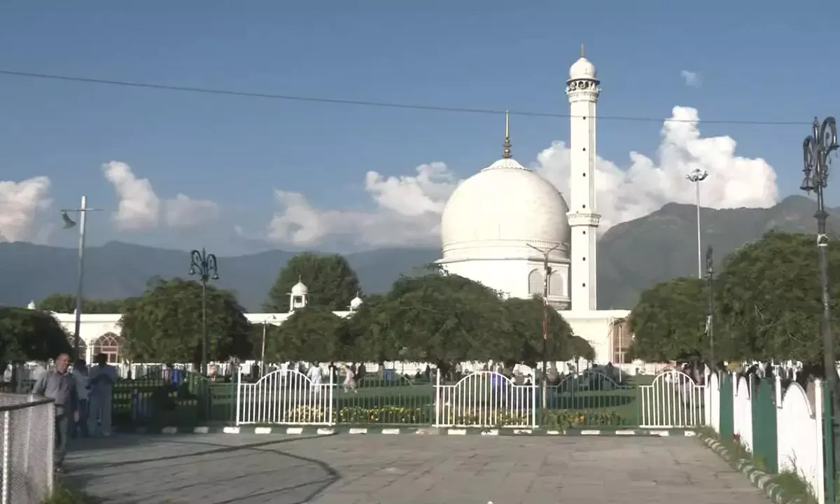 श्रीनगर: हजरतबल दरगाह पर हमला, राष्ट्रीय चिन्ह से छेड़छाड़; प्रशासन से सख्त कार्रवाई की मांग