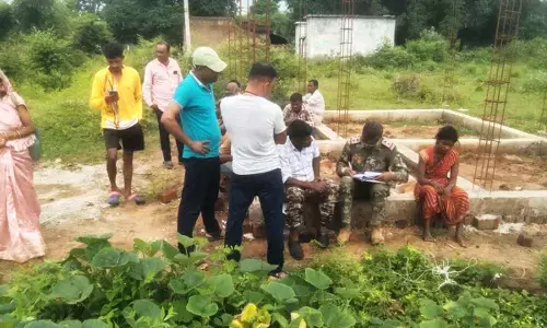 मामले की तफ्तीश करती हुई पुलिस