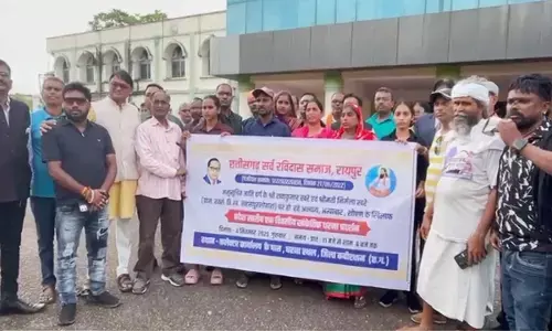 प्रदर्शन करते हुए प्रदर्शनकारी