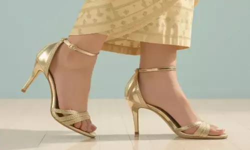 साड़ी में ये हील खूबसूरत लगेगी