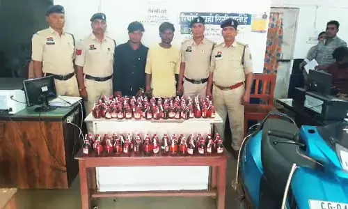 जब्त शराब के साथ दो आरोपी पुलिस की गिरफ्त में
