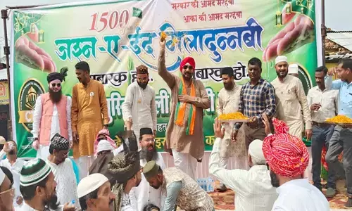 ईद मिलादुन्नबी के अवसर पर एकत्रित हुए लोग