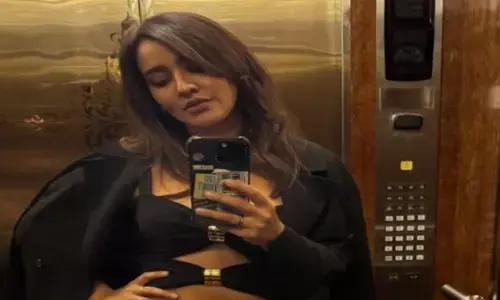 एक्ट्रेस नेहा शर्मा का हॉट लुक