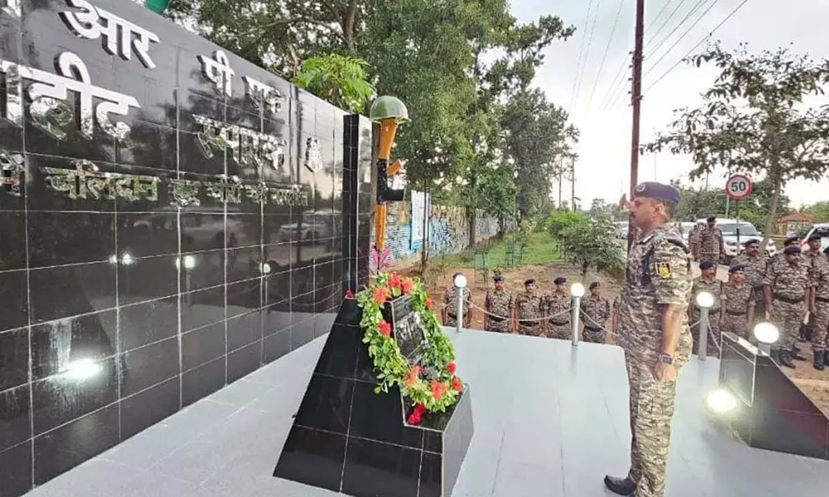 श्रद्धांजलि अर्पित करते हुए