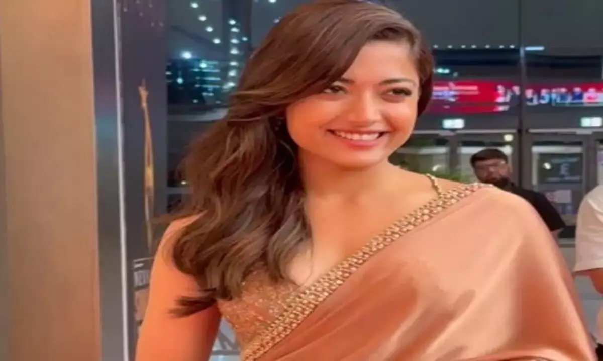 एक्ट्रेस रश्मिका मंदाना का गोल्ड साड़ी लुक