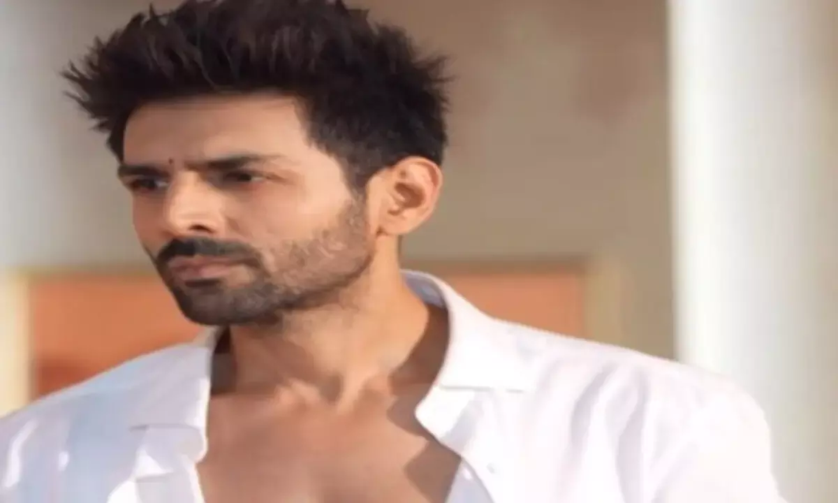 एक्टर कार्तिक आर्यन का कूल लुक