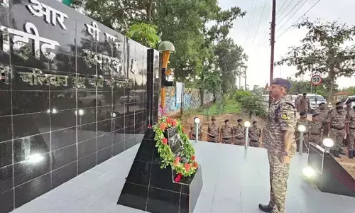 श्रद्धांजलि अर्पित करते हुए