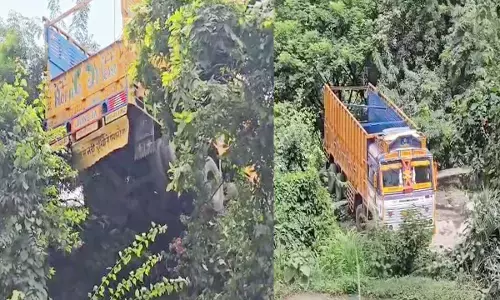 खाई पर हवाई झूला बना ट्रक : खराब होने पर टोचन कर हटाते समय रस्सी टूटी, अनियंत्रित होकर डिवाइडर से  टकराया
