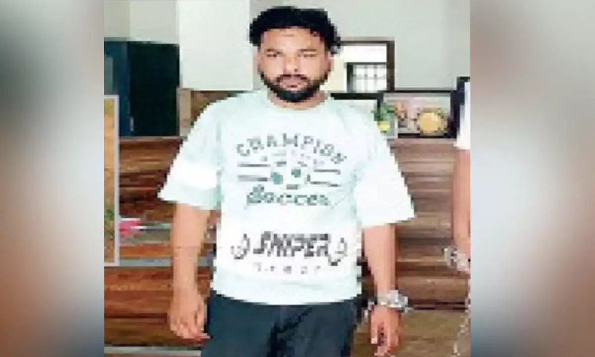 लिफ्ट लेकर कार लूटी : दो हजार ट्रांसफर कराए, एक बदमाश गिरफ्तार, दो फरार