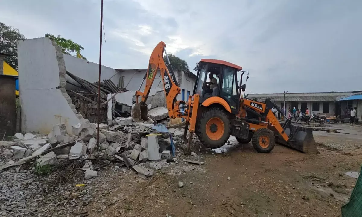 पत्रकार मुकेश चंद्राकर हत्याकांड में बड़ा एक्शन : 8 महीने बाद मुख्य आरोपी के बाड़े पर चला प्रशासन का बुलडोजर