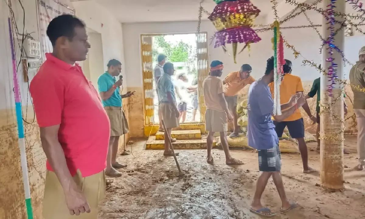 ग्रामीणों की ढाल बनकर सेवा कर रहे स्वयं सेवक : RSS के लोगों ने घरों की साफ- सफाई कर बनाया रहने योग्य, ग्रामीणों में ख़ुशी