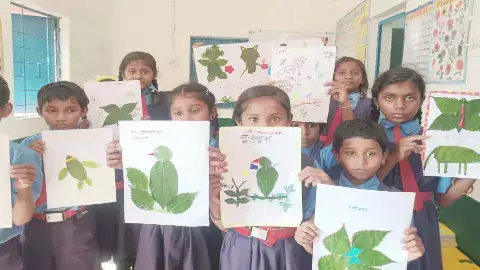 पृथ्वी को बचाने का संकल्प : स्कूली बच्चों ने पत्तों से बनाई विभिन्न आकृतियां पृथ्वी को बचाने का संकल्प : स्कूली बच्चों ने पत्तों से बनाई विभिन्न आकृतियां