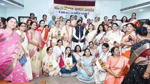 शिक्षकाओं का सम्मान समारोह : अनुकृति फाउण्डेशन ने उत्कृष्ट कार्य करने वाली महिलाओं का किया सम्मान शिक्षकाओं का सम्मान समारोह : अनुकृति फाउण्डेशन ने उत्कृष्ट कार्य करने वाली महिलाओं का किया सम्मान