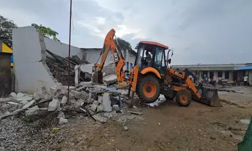 पत्रकार मुकेश चंद्राकर हत्याकांड में बड़ा एक्शन : 8 महीने बाद मुख्य आरोपी के बाड़े पर चला प्रशासन का बुलडोजर