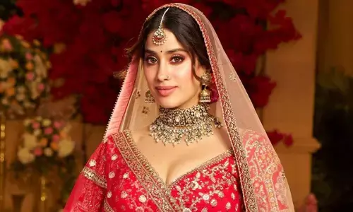 जाह्नवी कपूर ने ब्राइडल लुक में शेयर की खूबसूरत तस्वीरें। जाह्नवी कपूर ने ब्राइडल लुक में शेयर की खूबसूरत तस्वीरें।
