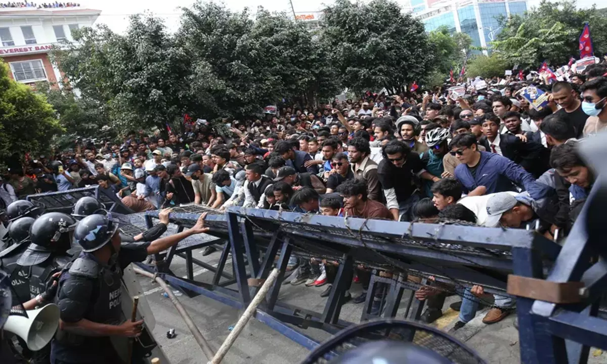 सोशल मीडिया बैन पर नेपाल में बवाल, काठमांडू समेत 7 शहरों में कर्फ्यू। हिंसा में 19 की मौत, गृह मंत्री ने दिया इस्तीफा।