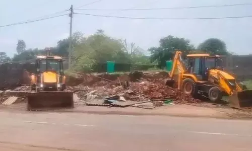 ढहाया गया हाईस्कूल के सामने बना ढाबा : राजस्व विभाग ने चलाया बुलडोजर, ढाबे को बताया अवैध