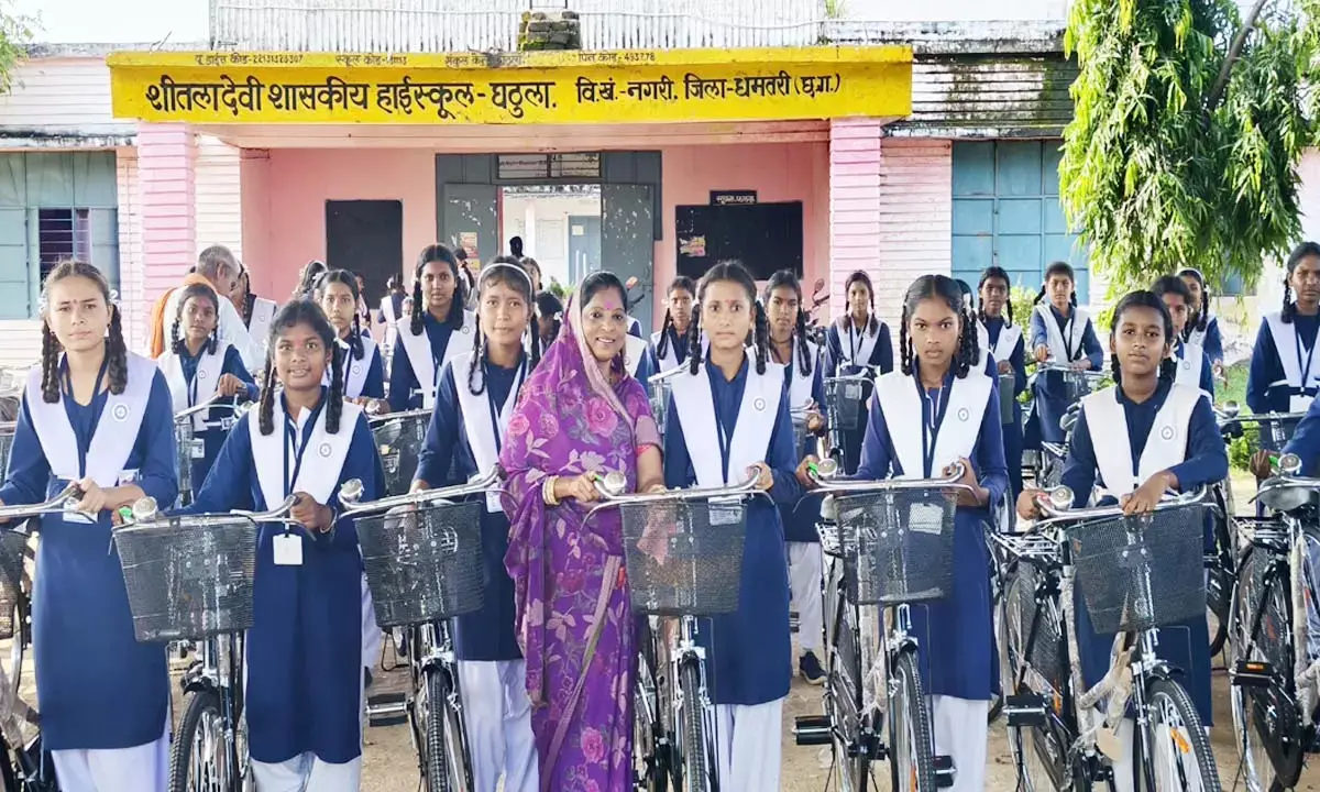 हाईस्कूल की छात्राओं में बांटी गई साइकिल