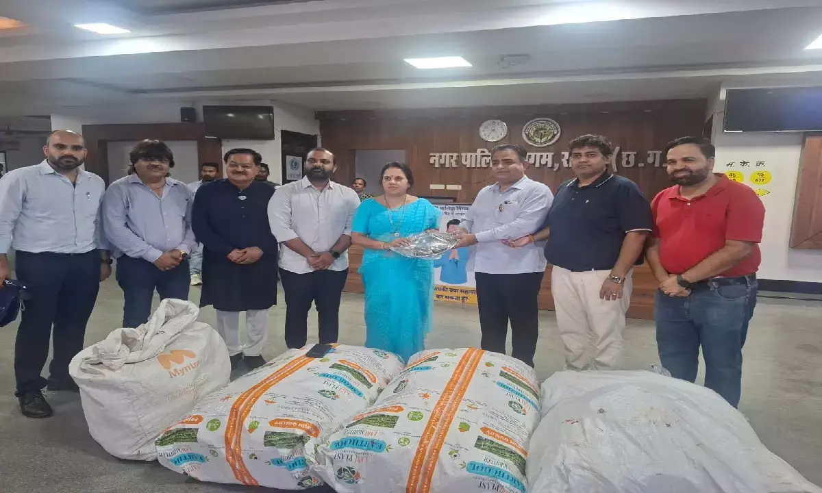 बाढ़ पीड़ितों के लिए चेम्बर ऑफ कॉमर्स ने बढ़ाए हाथ : रायपुर महापौर मीनल चौबे से भेंटकर सौंपी राहत सामग्री