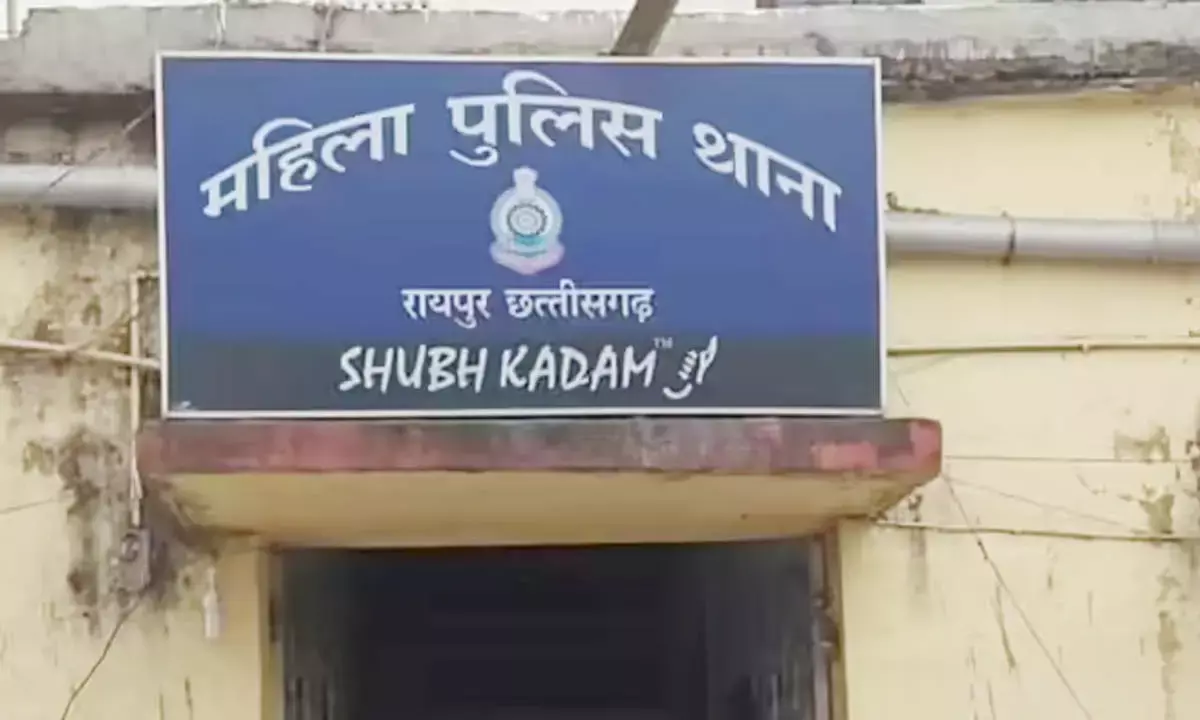 थाने में मचा हड़कप : खुद पर आग लगाकर थाने के अंदर घुसी महिला थाने में मचा हड़कप : खुद पर आग लगाकर थाने के अंदर घुसी महिला