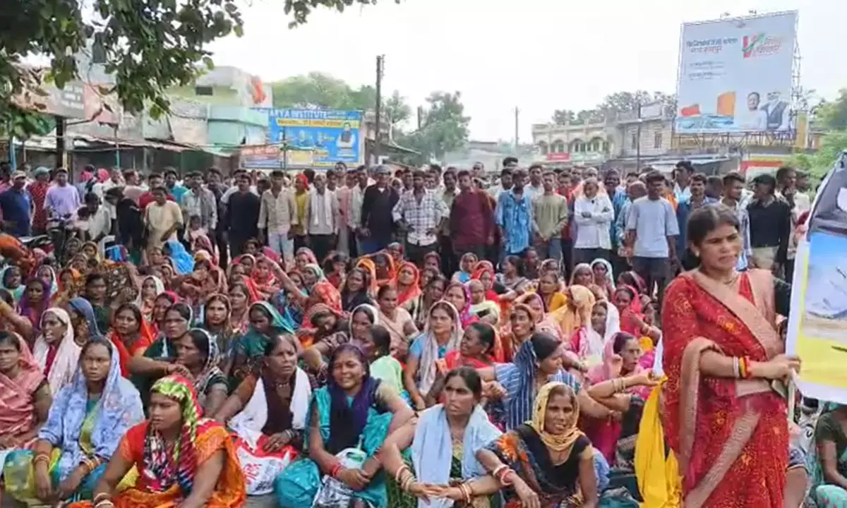 प्रदर्शन करते हुए ग्रामीण