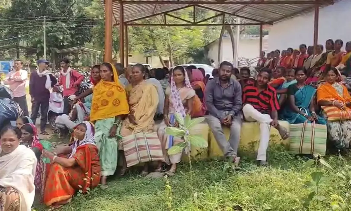 SDM कार्यालय पहुंचे ग्रामीण SDM कार्यालय पहुंचे ग्रामीण