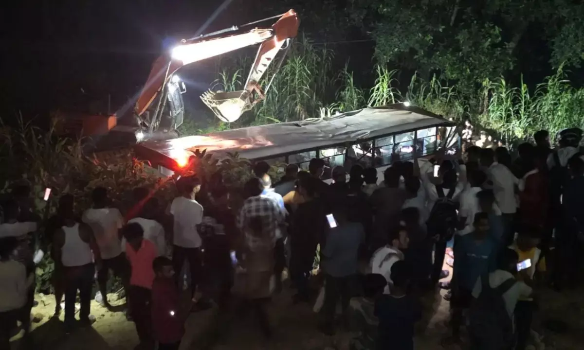 लखनऊ में टैंकर से टक्कर, खाईं में गिरी रोडवेज बस, 5 की मौत।