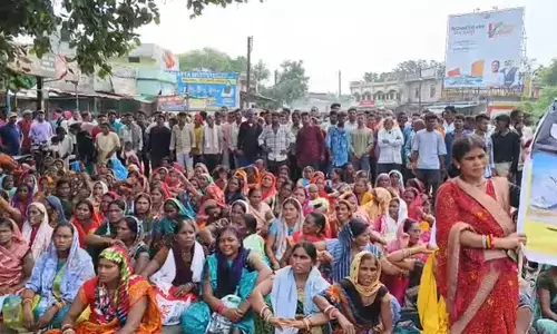 प्रदर्शन करते हुए ग्रामीण