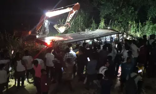 लखनऊ में टैंकर से टक्कर, खाईं में गिरी रोडवेज बस, 5 की मौत।