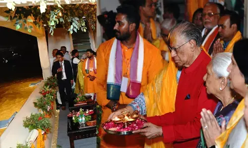 वाराणसी: गंगा आरती में शामिल हुए प्रधानमंत्री डॉ. रामगुलाम।