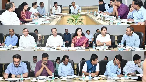 विकास कार्यों की समीक्षा की